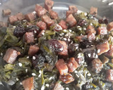 Foto del paso 6 de la receta: Espinacas con uvas pasas y jamón de cerdo...🌿🌰🍖🥓🍇