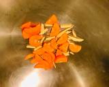 清炒紅蘿蔔水蓮（也能做寶寶副食品）食譜步驟2照片