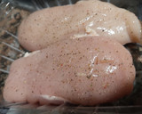 Foto del paso 1 de la receta: Pechugas de pollo con leche de coco y picadillo de pimientos