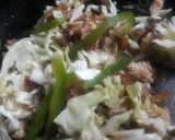 A picture of step 7 of Stir fry chicken nodles🍲.