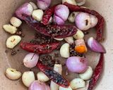 รูปขั้นตอนการทำที่ 2 ของ น้ำพริกมะกอกปลาย่างมะแขว่น🌶️🧄สูตรไม่ใส่ปลาร้า ถั่วเน่า🥹