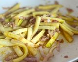 Une image de l'étape 3 de Spaghetti sautés aux lardons & courgettes au curcuma.