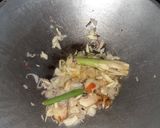 Foto langkah ke 3 dari resep Tumis tongkol jantung pisang.