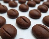 Foto langkah ke 7 dari resep Coffee Bean Cookies.