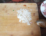Foto del paso 1 de la receta: Pizza de espinacas, cebolla, bacon y aceitunas negras