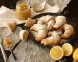 Foto del passaggio 7 della ricetta Cornetti con marmellata a limone