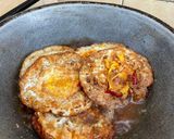 Foto langkah ke 3 dari resep Telur ceplok kecap pedas.