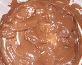 Foto del paso 3 de la receta: Temperado de chocolate con relleno de ate de guayaba
