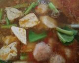 Foto langkah ke 5 dari resep Pentol & Tahu Bakso Udang Kuah Tomyam Simpel.