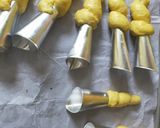 Foto langkah ke 7 dari resep Cream vla horn bread.