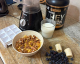 Foto del paso 1 de la receta: Desayuno saludable. Cereales, frutos, leche, banana, arándanos, polvo proteico