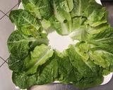 Une image de l'étape 2 de Salade de romaine aux betteraves rouges, tomates, frisée rouge et feta.
