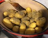 Une image de l'étape 6 de Pommes grenailles rôties en cocotte à l'ail, oignon de roscoff et herbes de Provence.