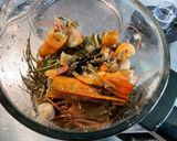 Une image de l'étape 8 de Bouillon de gambas à l’ail et herbes aromatiques.