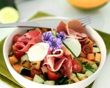 Une image de l'étape 2 de Salade d'été au melon, jambon et mozzarella.