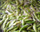 Foto langkah ke 2 dari resep Edamame Tumis Lada Garam - Spicy Garlic Fry Edamame.