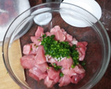 Foto del paso 2 de la receta: Guiso de judiones con cochino y alcachofas fritas