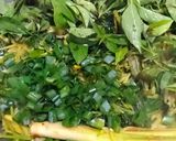 Foto langkah ke 4 dari resep Tumis Kangkung Bunga Pepaya.