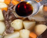 Foto del passaggio 4 della ricetta Carne in umido con patate alla giapponese "niku-jaga" 🥔