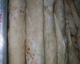 صورة لخطوة 3 من وصفة عيش سورى باللحمه المفرومه والجبنه الموزاريلا🌯