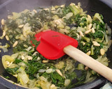 Foto del paso 3 de la receta: Espaguetis veggie con acelgas y piñones