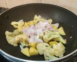 A picture of step 4 of Aloo Gobhi with Methi.