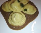 Foto del passaggio 15 della ricetta Pasta ripiena di cotechino al lambrusco su crema di lenticchie