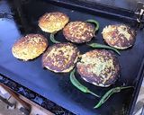 Une image de l'étape 8 de Galettes de courgettes bicolores au parmesan,ail et épices.