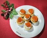 Foto del paso 4 de la receta: Vol-au-vent de queso con hierbas, alcaparras y perlas de salmón
