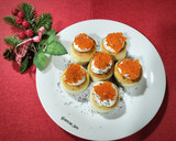 Foto del paso 4 de la receta: Vol-au-vent de queso con hierbas, alcaparras y perlas de salmón