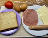 Foto langkah ke 1 dari resep Cheesy Egg-Sausage-Smoked Beef Toastie.