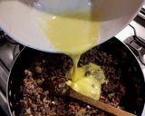 Foto del paso 2 de la receta: Tarta de carne y papas ralladas (sin masa)