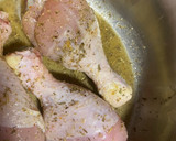 Foto del paso 4 de la receta: Muslos de pollo en salsa y patatas en freidora de aire