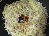 ผัดกะหล่ำปลีกับหมูบด
