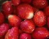 स्ट्रॉबेरी मिल्क जूस (Strawberry milk juice recipe in hindi) रेसिपी चरण 1 फोटो