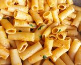 Foto del passaggio 6 della ricetta Rigatoni aglio, olio, peperoncino e pangrattato 🌶️