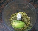 Foto del paso 1 de la receta: Sándwich verde con untable vegan de palta y arvejas 🌱
