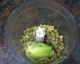 Foto del paso 1 de la receta: Sándwich verde con untable vegan de palta y arvejas 🌱