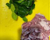 รูปขั้นตอนการทำที่ 1 ของ หมูทอดใบมะกรูด