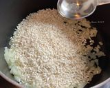 Foto del passaggio 2 della ricetta Risotto ai funghi giapponesi e noci