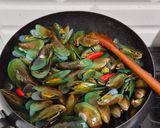 Foto langkah ke 4 dari resep Kerang Ijo Kuah Kuning.