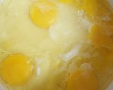 Foto langkah ke 4 dari resep Bolu karamel kukus.