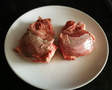 Foto del paso 1 de la receta: Galtas de cerdo en salsa de puerro al vino blanco