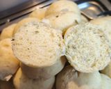 Foto del paso 4 de la receta: Pancitos saborizados de cebolla, aceitunas y ajos
