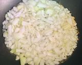 Foto del paso 1 de la receta: 🥘GUISITO 🫕 DE ARROZ 🍚,ARVEJAS PARTIDAS🥙, LENTEJAS🥙Y VERDURAS 🧄🧅🫑🥕🥬🥘🍷🥙