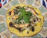 Foto del paso 5 de la receta: Tortilla con champiñones, langostinos y queso