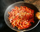 Foto del paso 3 de la receta: Merluza con pimiento rojo salteado