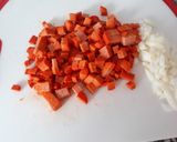 Foto del paso 1 de la receta: Huevos con salchicha y jitomate