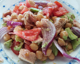 Foto del paso 6 de la receta: Ensalada de garbanzos con aguacate y atún