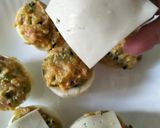 Foto del paso 4 de la receta: Huevos rellenos templados con cobertura de queso gratinado